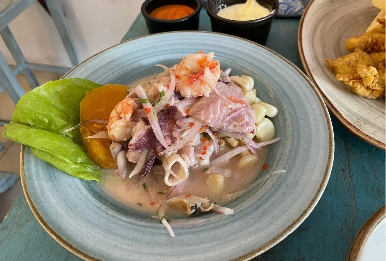 ceviche en restaurante marino